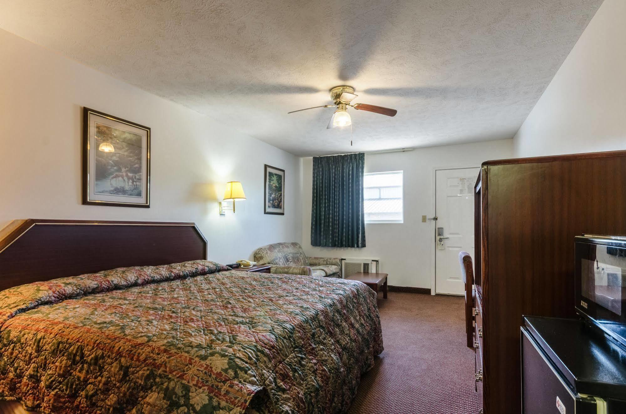 Deerfield Inn Parsons エクステリア 写真