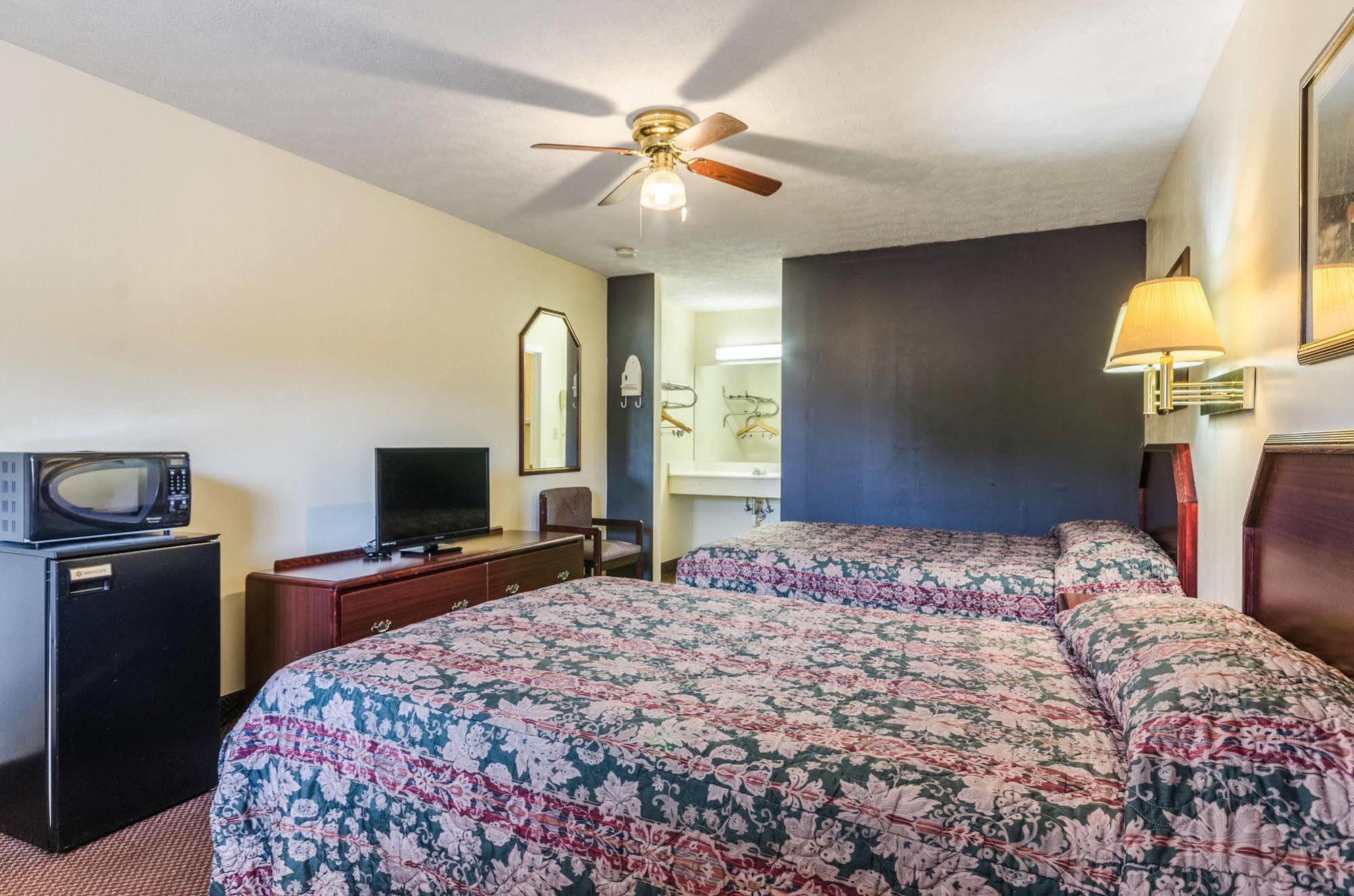 Deerfield Inn Parsons エクステリア 写真