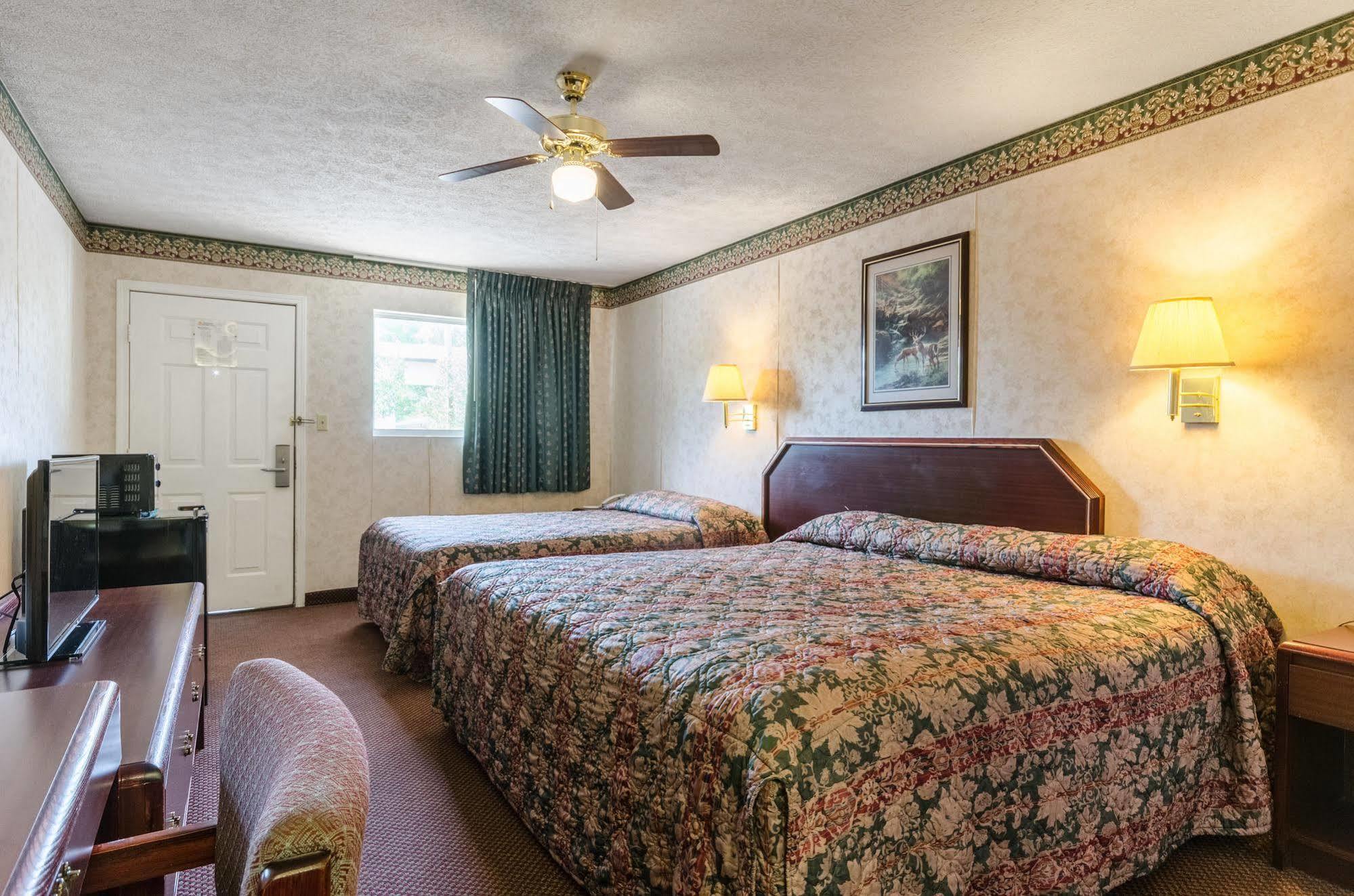 Deerfield Inn Parsons エクステリア 写真