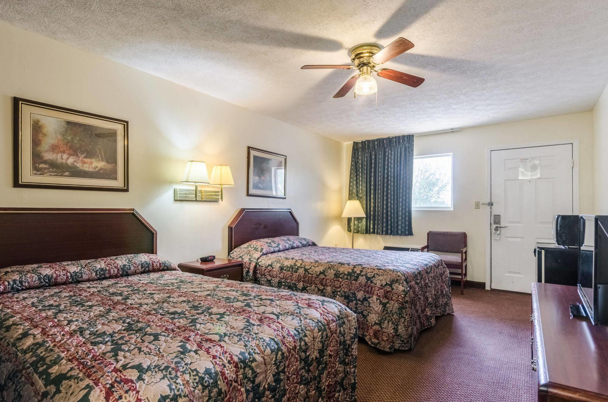 Deerfield Inn Parsons エクステリア 写真