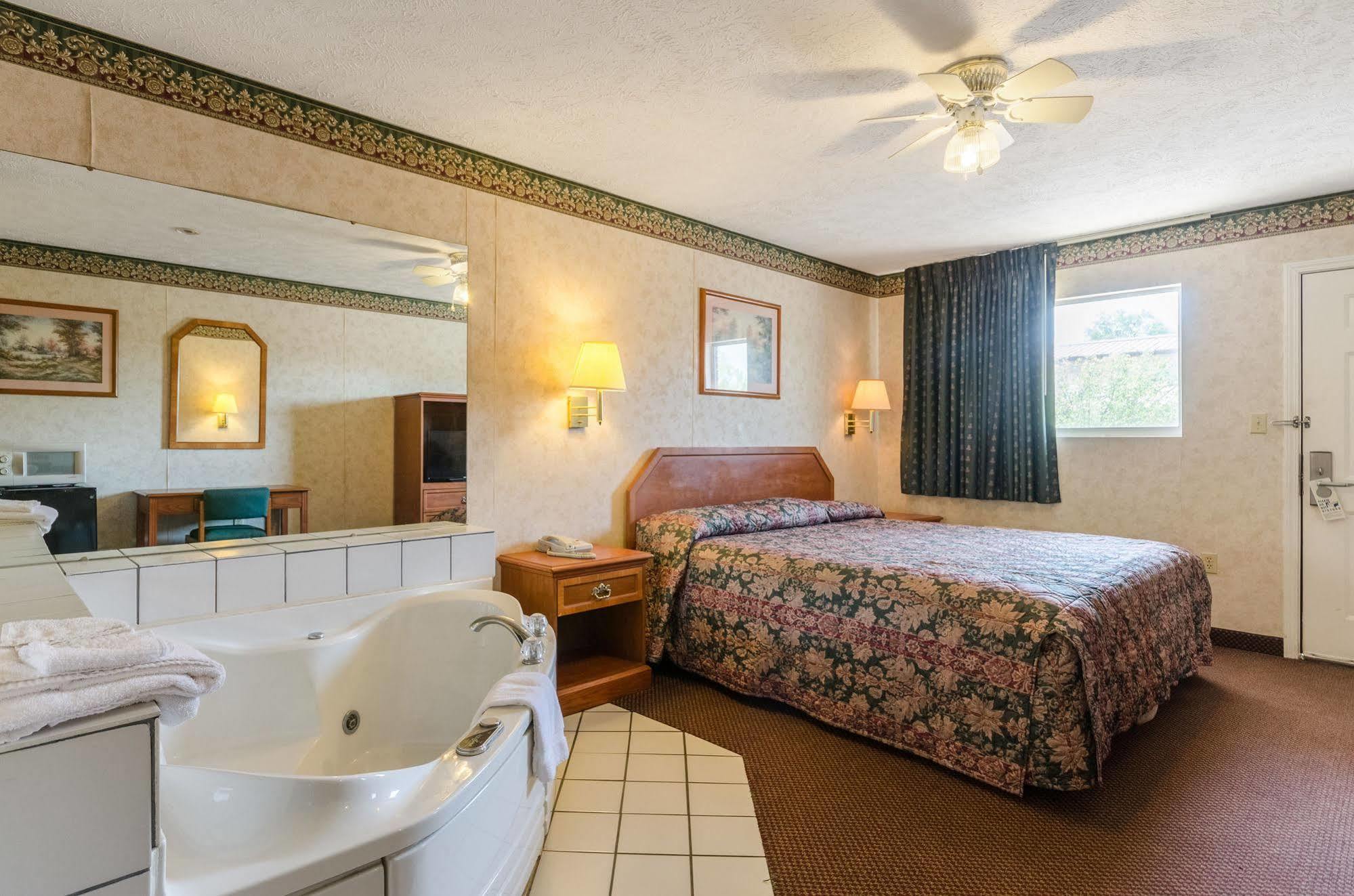 Deerfield Inn Parsons エクステリア 写真
