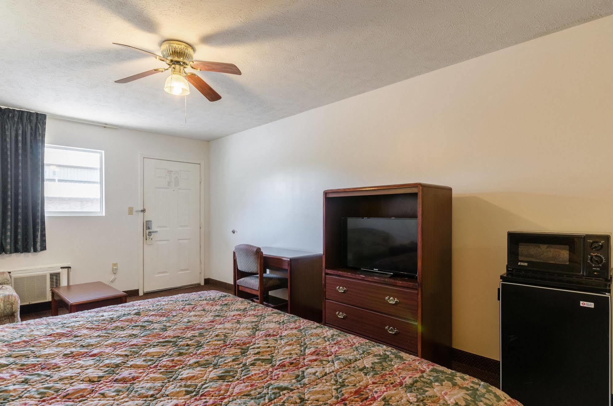 Deerfield Inn Parsons エクステリア 写真