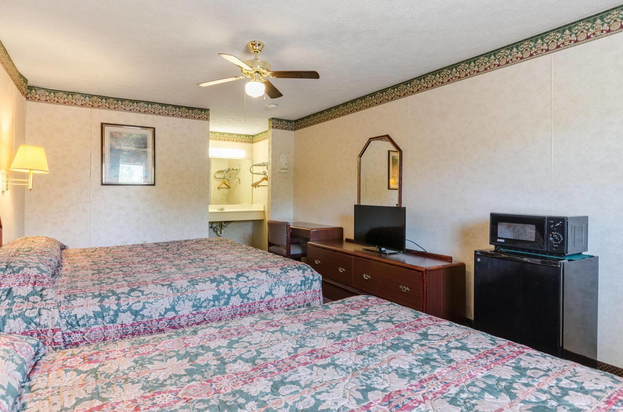 Deerfield Inn Parsons エクステリア 写真