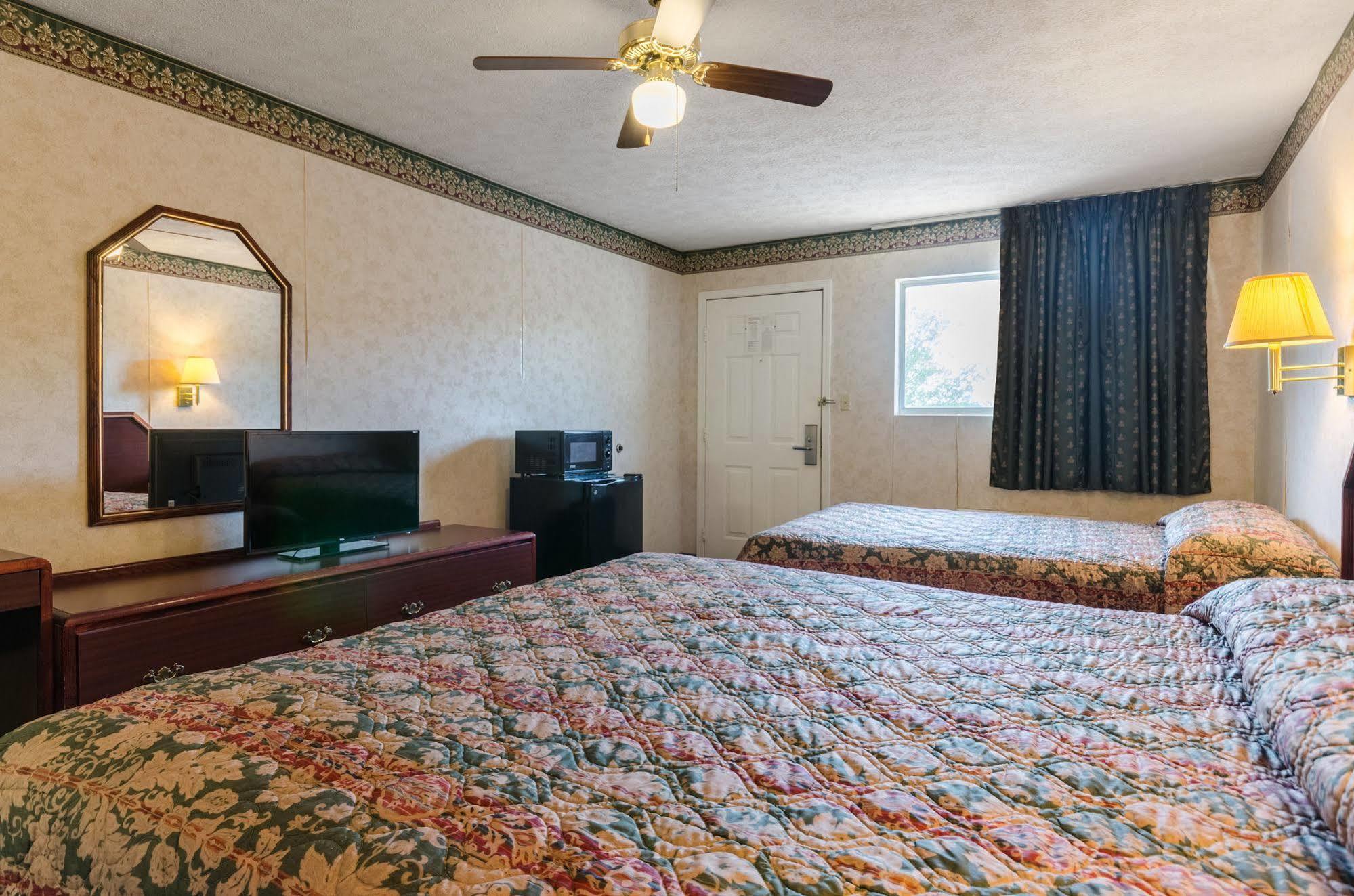 Deerfield Inn Parsons エクステリア 写真